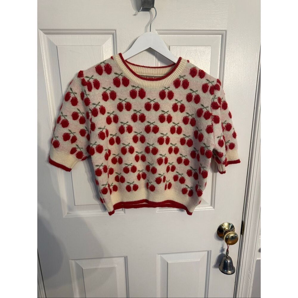 Cream Cropped Cherries Knit Short Sleeve Sweater sz M EUC